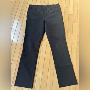 Banana Republic black trousers/dress pants w/front & back pockets. Size 6. EUC.